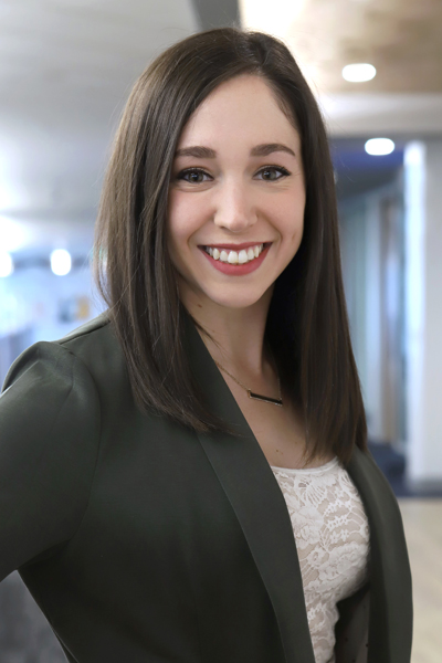 Elizabeth Cook's professional portrait